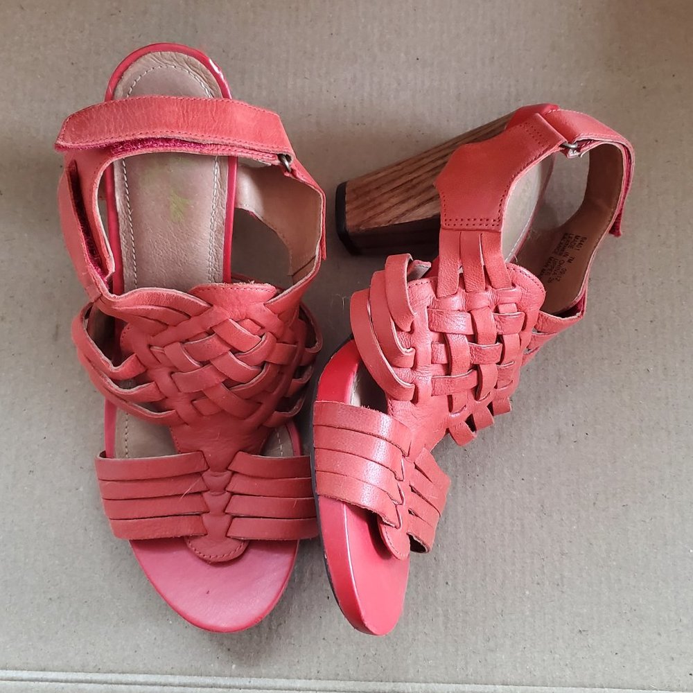Clarks Indigo coral/orange sandals 7M